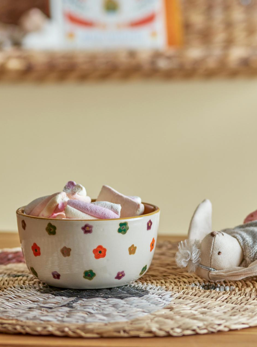 Bowl met gekleurde bloemen